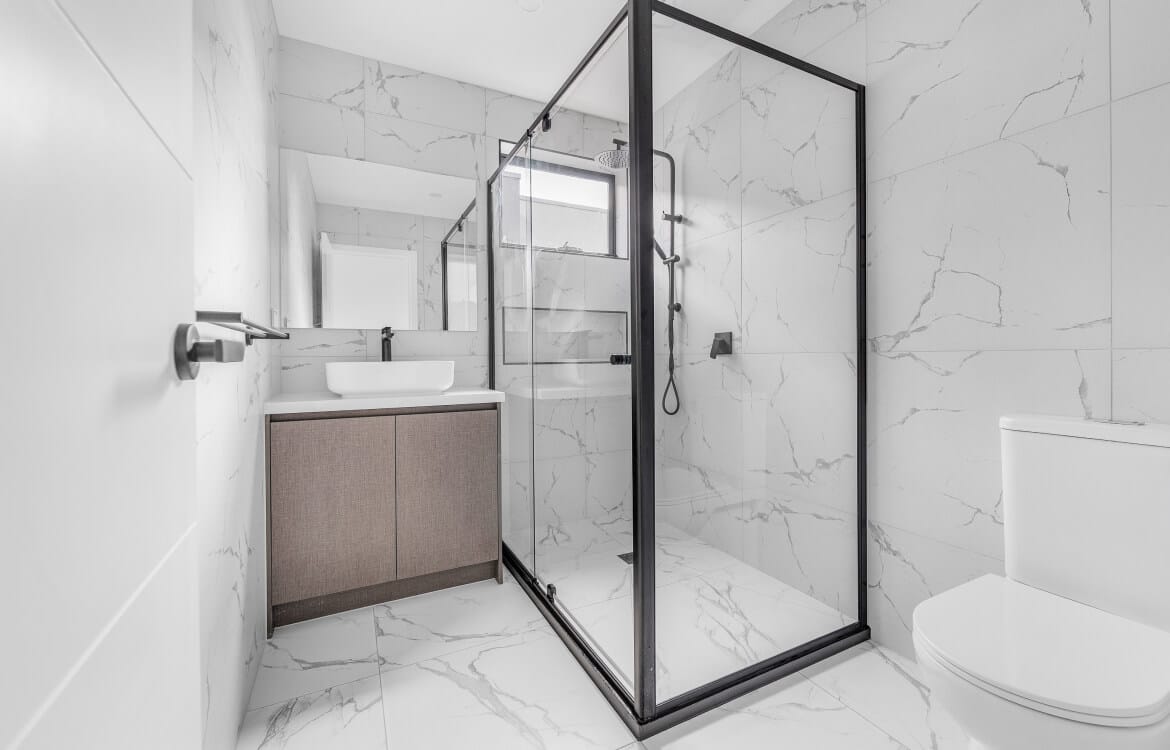 bathroom with showre